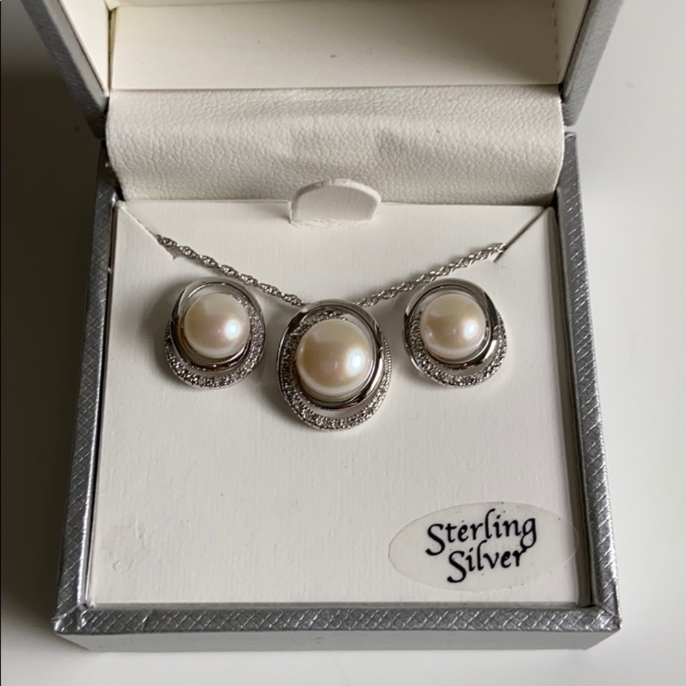 ✨NEW Stirling Silver Pearl Necklace & Earrings✨